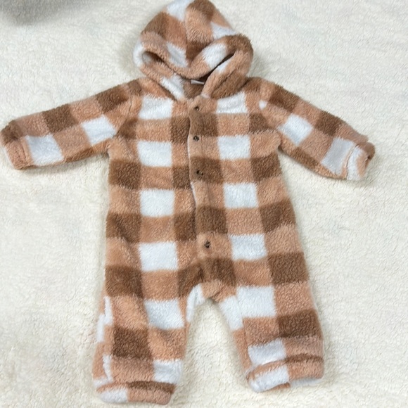 🔅‼️6-9 Month plush hooded button up onesie - Picture 1 of 3